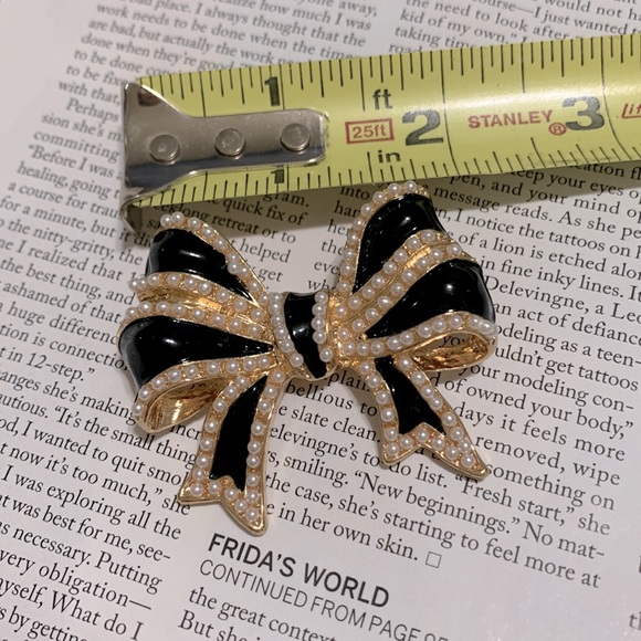 Black pearlized bow brooch gold tone - Picture 5 of 10